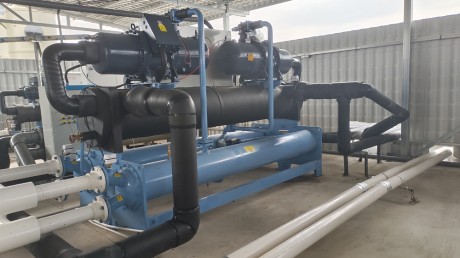 電路板制造公司集中哄冷水機(jī)工程案倒，分別供電路板鉆吼機(jī)中心軸冷卻蝕刻線冷卻電鍍線冷卻等